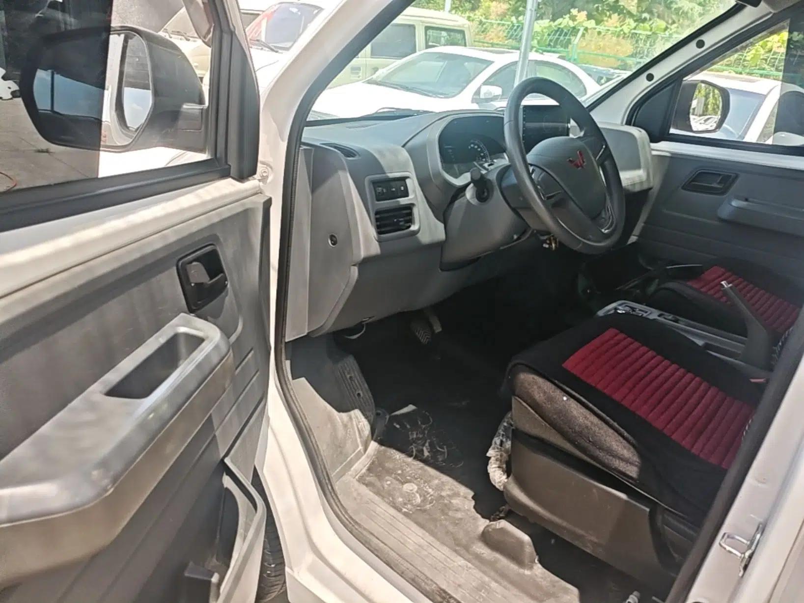 Wuling Yangguang 2024 300KM Comfort Version Passenger Van 75kW — миниатюра 18