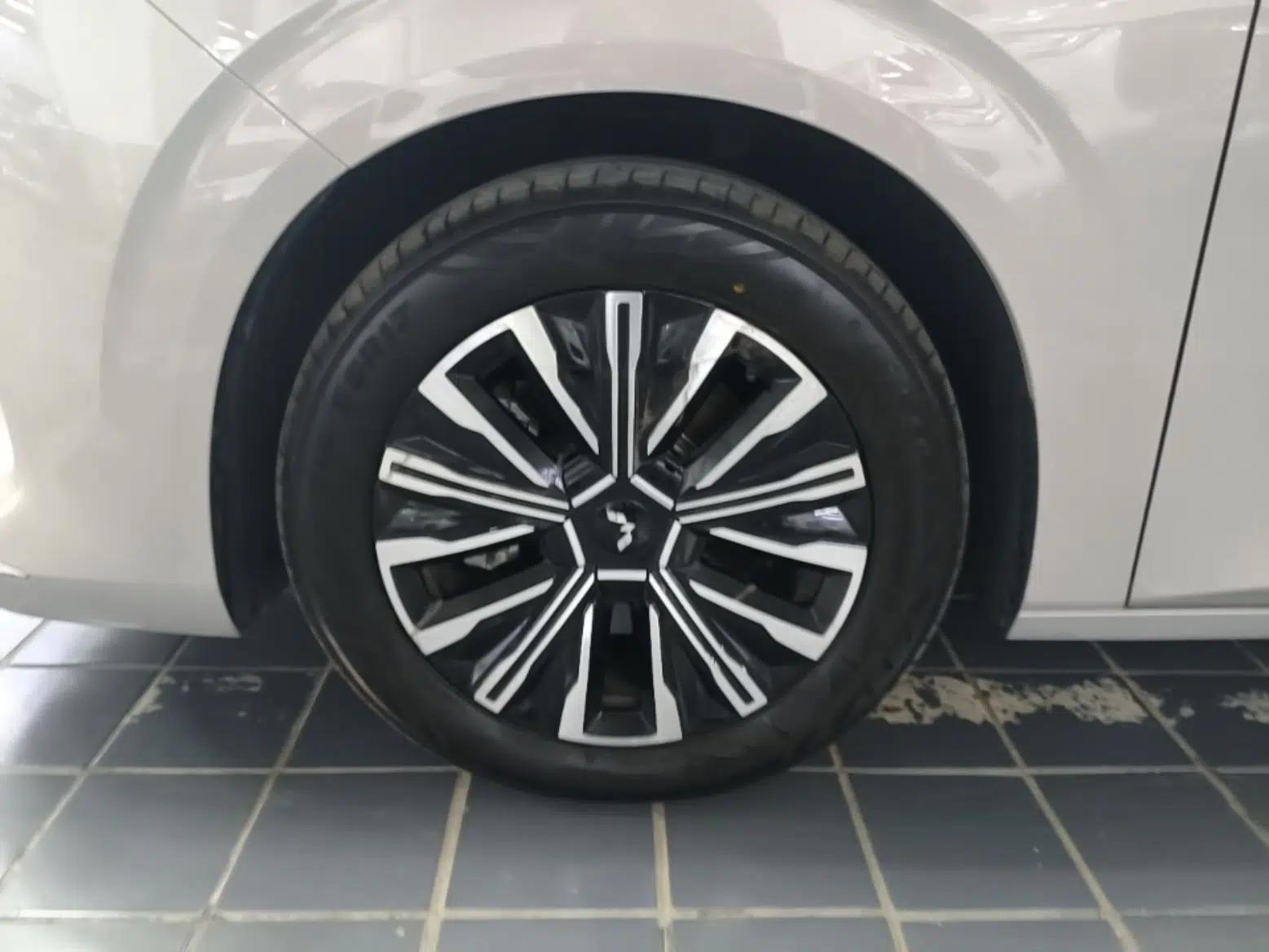 Wuling Starlight 730 2025 Model Plug-in Hybrid 125km Luxury Edition — миниатюра 10
