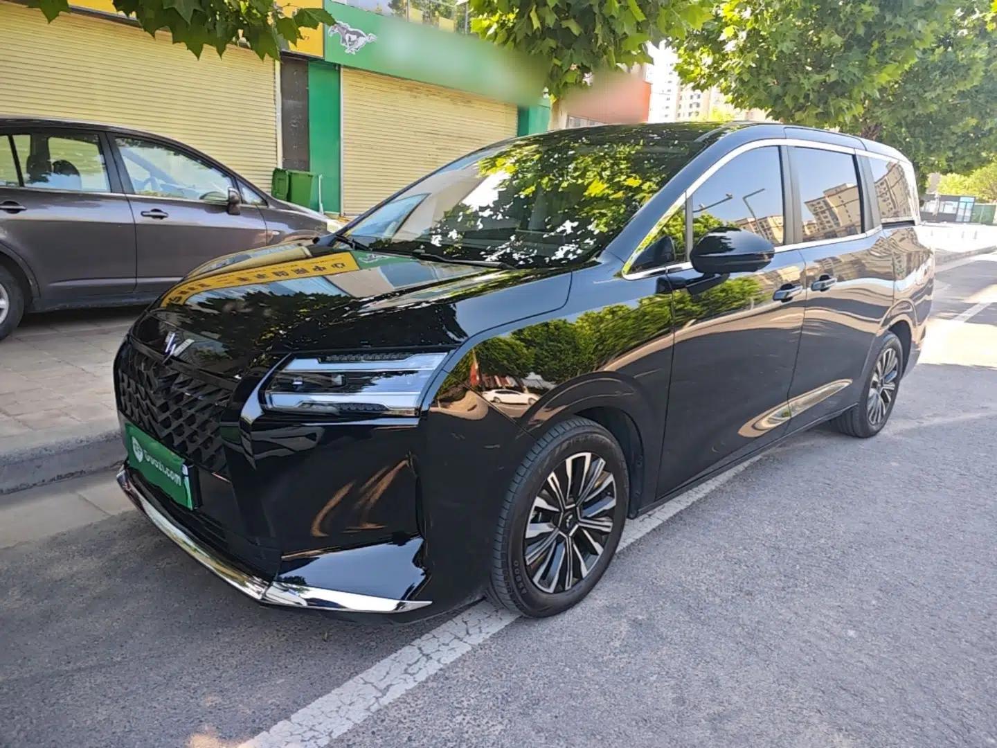 Wuling Starlight 730 2025 Model Plug-in Hybrid 125km Luxury Edition — миниатюра 1