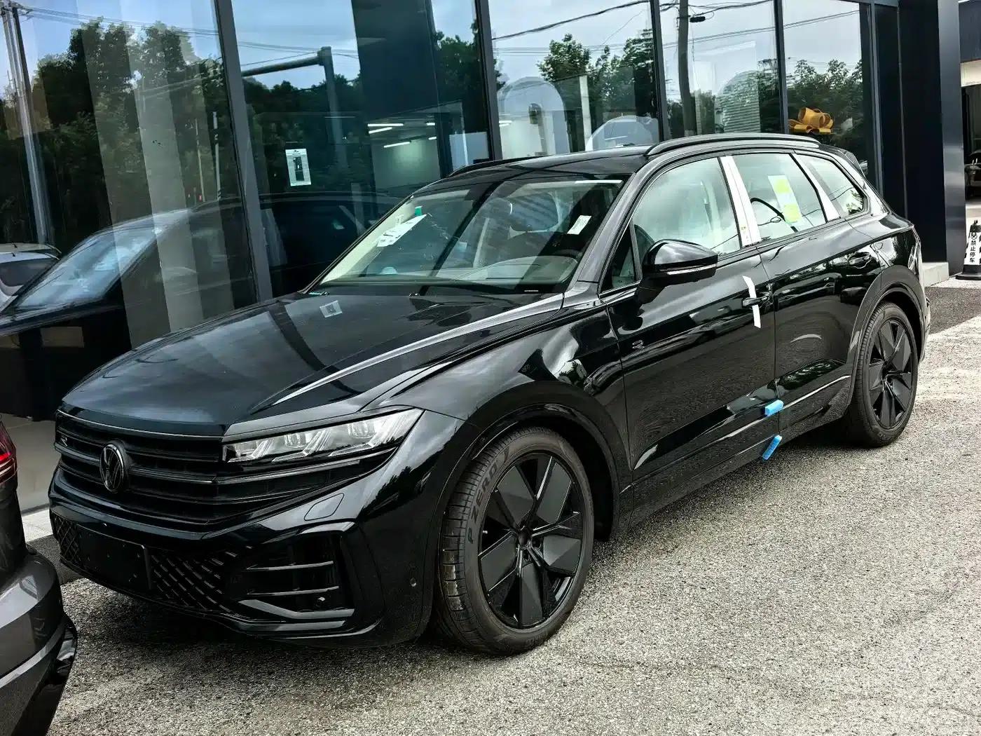 2026 Touareg 3.0TSI Edge Edition, Obsidian Black Sport Package — миниатюра 2