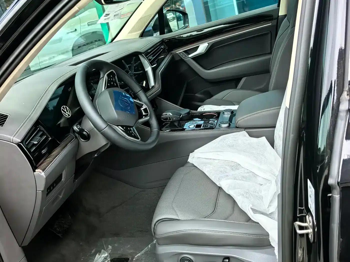 2026 Touareg 3.0TSI Edge Edition, Obsidian Black Sport Package — миниатюра 3