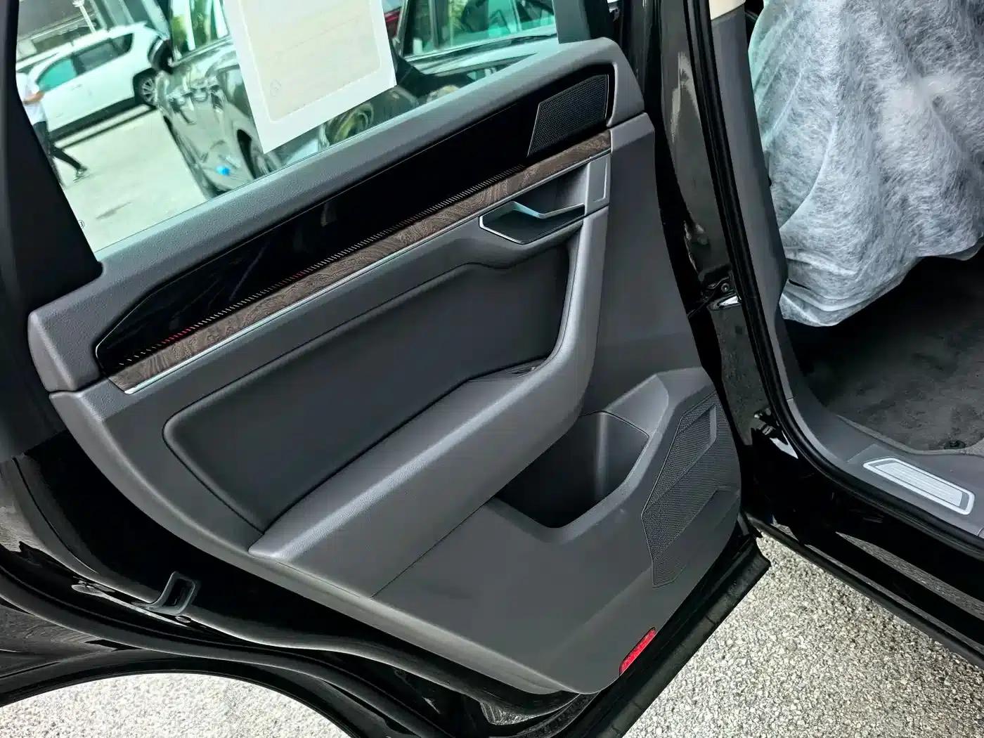 2026 Touareg 3.0TSI Edge Edition, Obsidian Black Sport Package — миниатюра 7