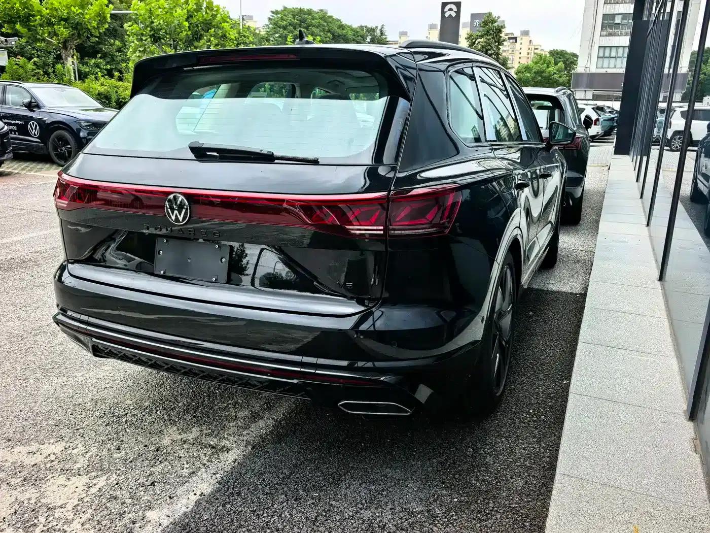 2026 Touareg 3.0TSI Edge Edition, Obsidian Black Sport Package — миниатюра 9