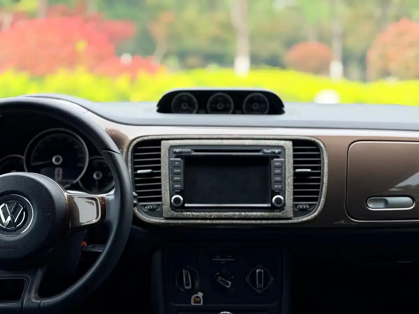 2014 Volkswagen Beetle 1.4TSI Fashion Edition — миниатюра 10