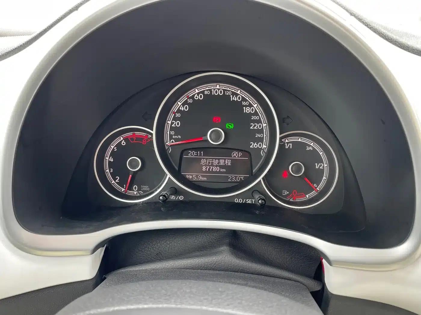 2018 Volkswagen Beetle 180TSI Charming Red Edition — миниатюра 18