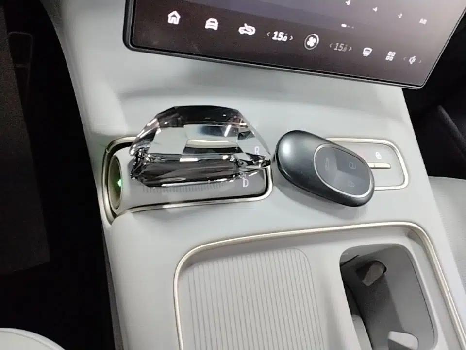 Nio ES8 2024 75 kWh Executive Edition — миниатюра 16