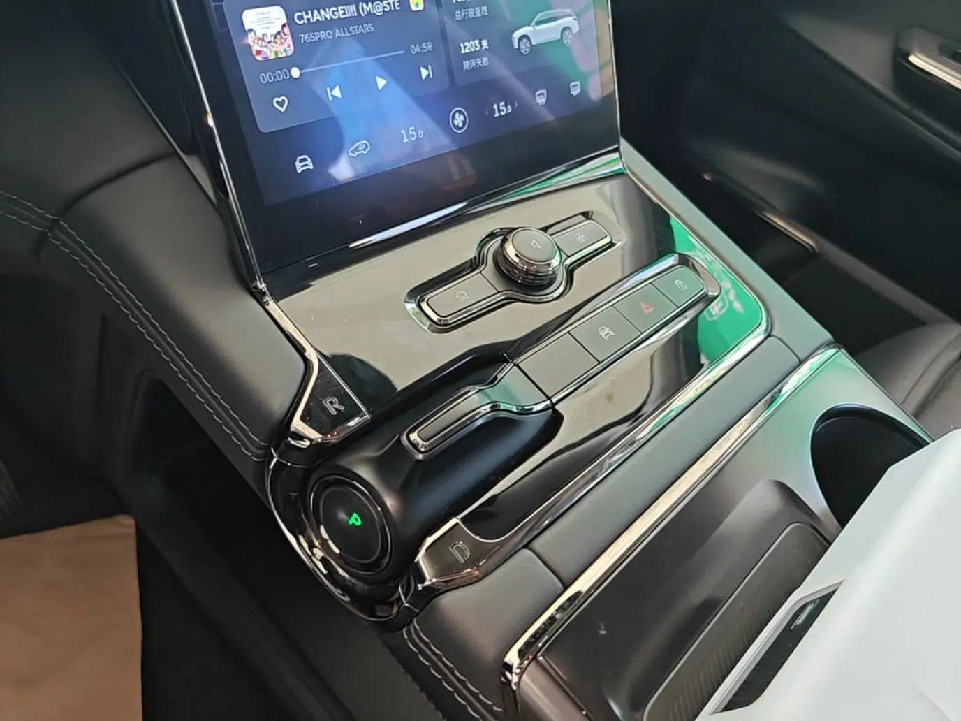Nio ES8 2020 415 km Range 6-Seater Version — миниатюра 24