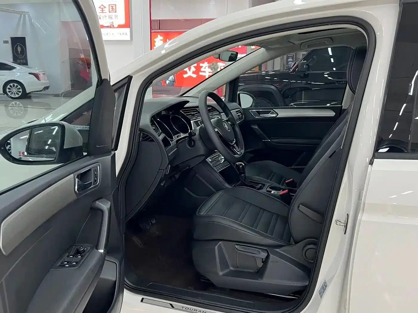 2018 Touran L 280TSI DSG Comfort Edition 7-seater (National V Emission Standard) — миниатюра 4