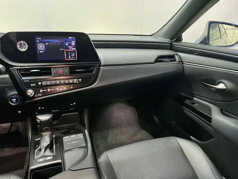 Lexus ES 2021 300h Premium Edition — миниатюра 17