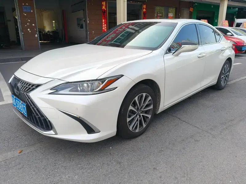 Lexus ES 2024 200 Premium Edition — миниатюра 1