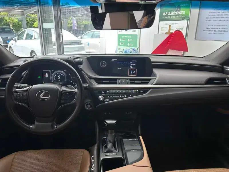 Lexus ES 2020 300h Premium Edition — миниатюра 13