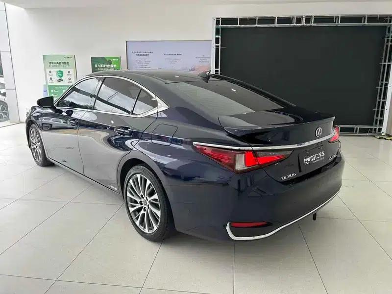 Lexus ES 2020 300h Premium Edition — миниатюра 4