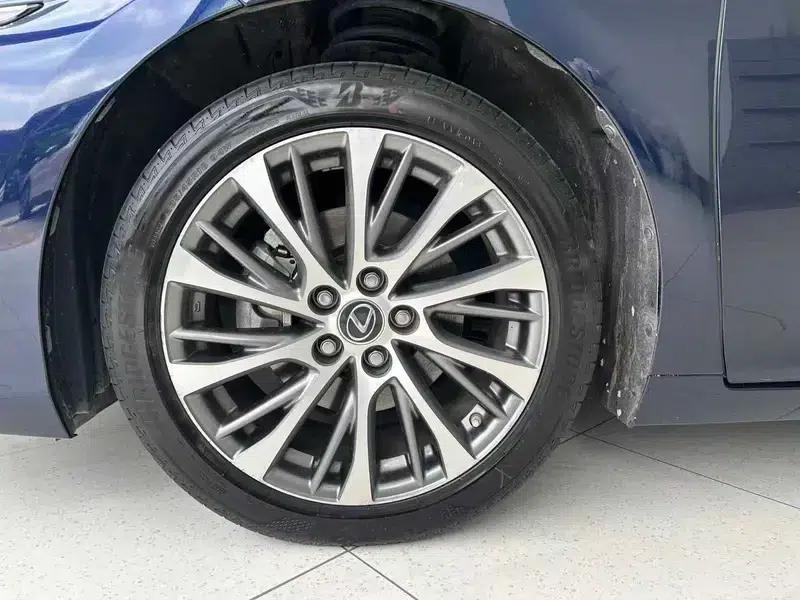 Lexus ES 2020 300h Premium Edition — миниатюра 9