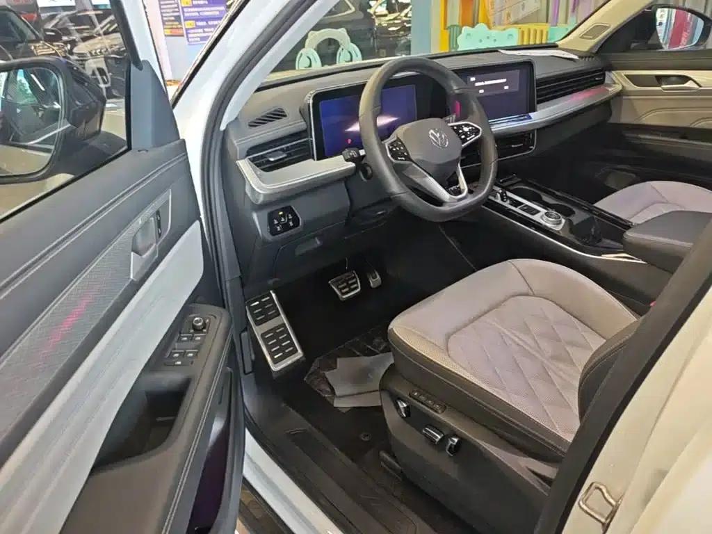 2023 Range Rover 380TSI AWD R-Line First Edition — миниатюра 16