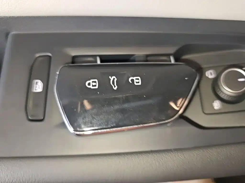 2023 Range Rover 380TSI AWD R-Line First Edition — миниатюра 9