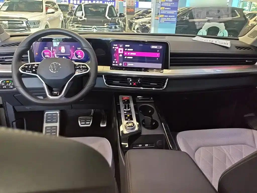 2023 Range Rover 380TSI AWD R-Line First Edition — миниатюра 10