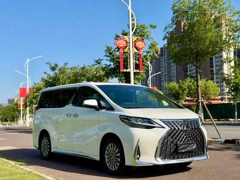 Lexus LM 2020 300h E-Four Four-Seat Executive Edition — миниатюра 3