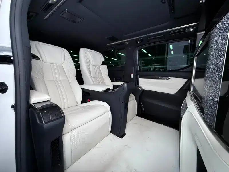 Lexus LM 2020 300h E-Four Four-Seat Executive Edition — миниатюра 17