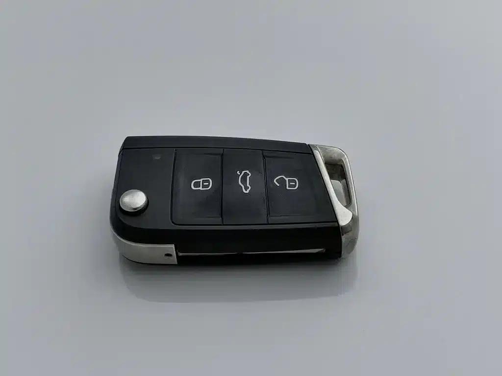 2023 Volkswagen Tiguan L Plug-in Hybrid 430PHEV Premium Edition — миниатюра 19