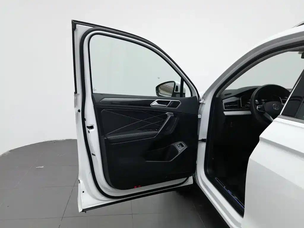 2023 Volkswagen Tiguan L Plug-in Hybrid 430PHEV Premium Edition — миниатюра 8