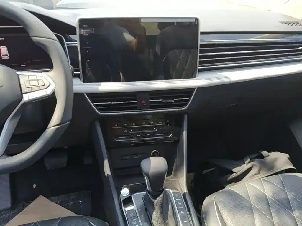 2023 Volkswagen Tiguan L Plug-in Hybrid 430PHEV Premium Edition — миниатюра 13
