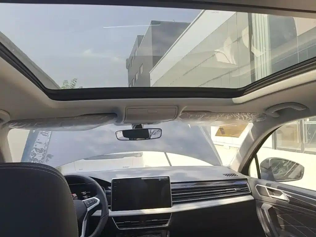 2023 Volkswagen Tiguan L Plug-in Hybrid 430PHEV Premium Edition — миниатюра 18