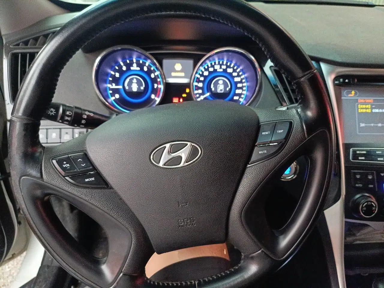 Hyundai Sonata 2014 2.4L Automatic Leading Edition China IV Standard — миниатюра 10