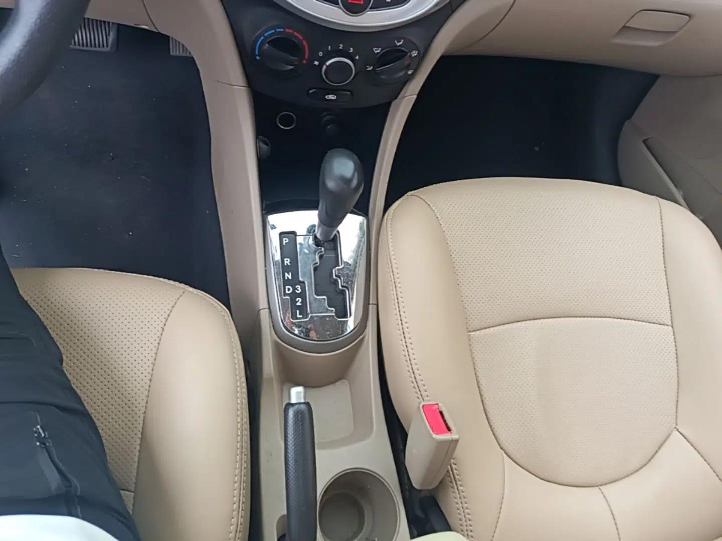 Hyundai Verna (older generation) 2014 1.4L Automatic Smart GLS — миниатюра 16