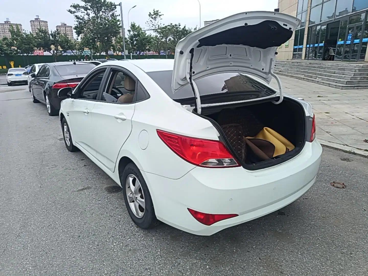 Hyundai Verna (older generation) 2014 1.4L Automatic Smart GLS — миниатюра 4
