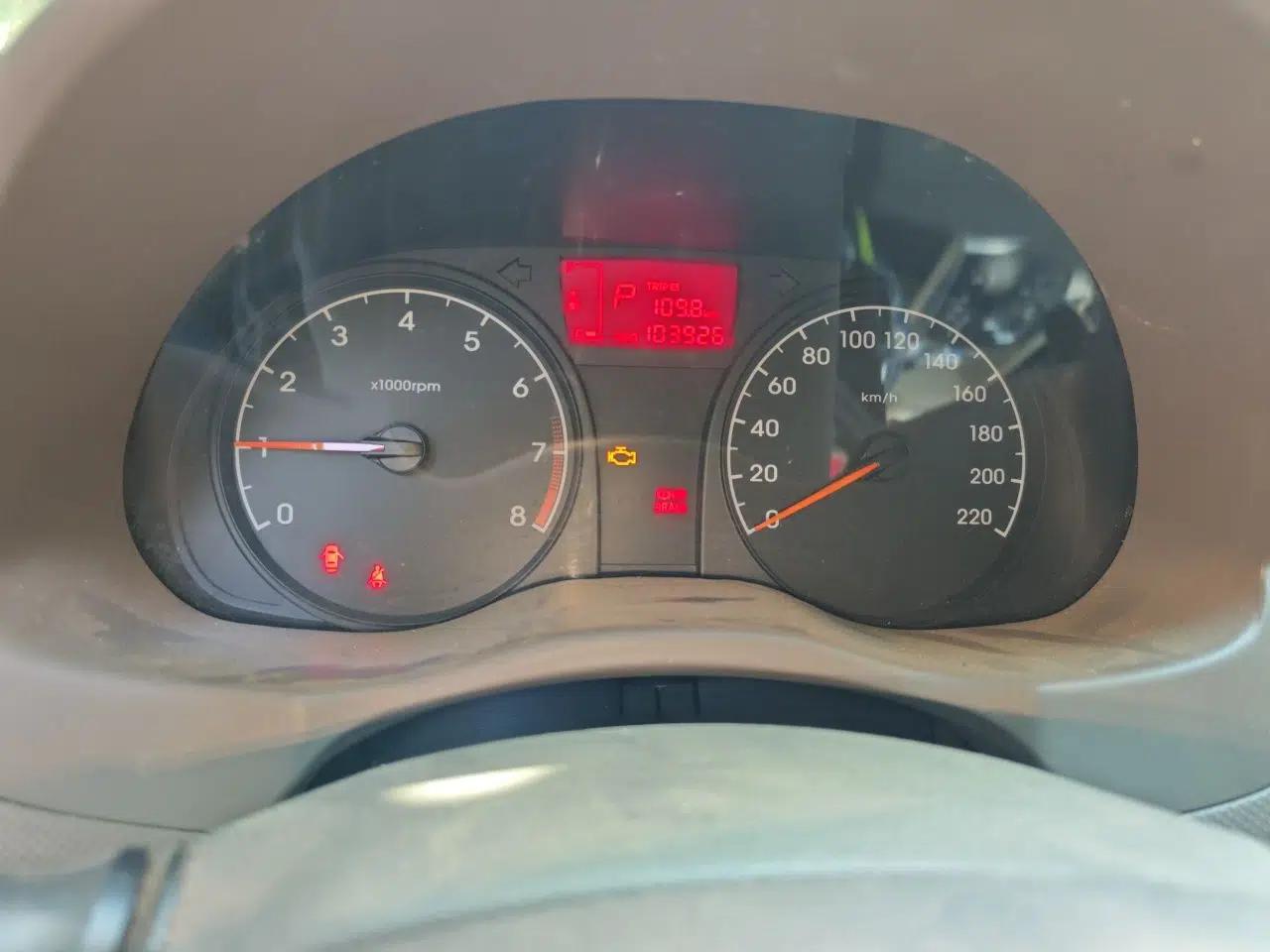 Hyundai Verna (older generation) 2010 Sedan 1.4L Automatic Comfort Model GS — миниатюра 11