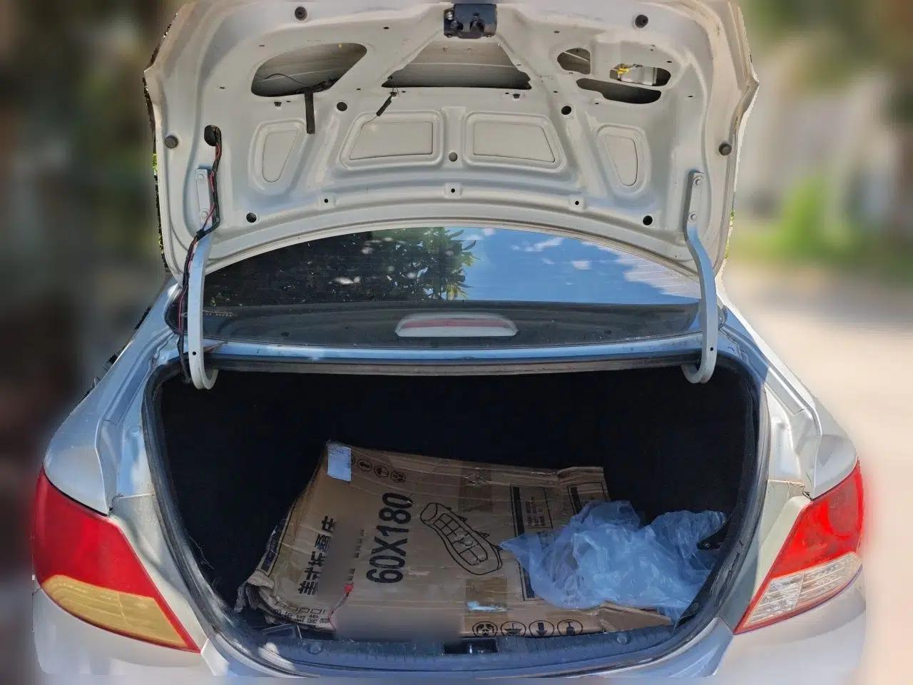 Hyundai Verna (older generation) 2010 Sedan 1.4L Automatic Comfort Model GS — миниатюра 19