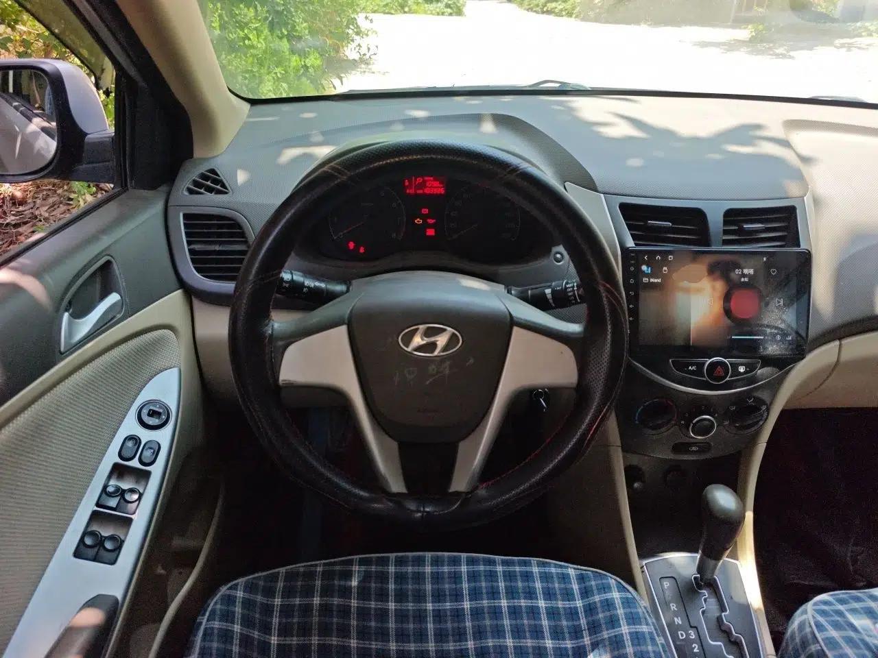 Hyundai Verna (older generation) 2010 Sedan 1.4L Automatic Comfort Model GS — миниатюра 10
