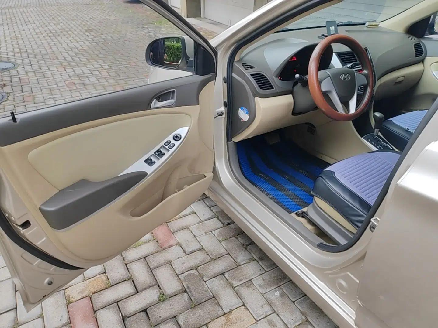 Hyundai Verna (older generation) 2010 Sedan 1.4L Automatic Comfort Model GS — миниатюра 16