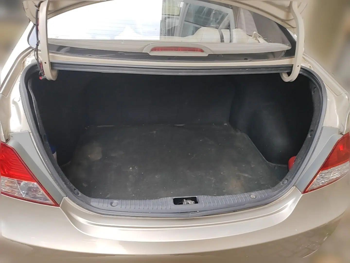 Hyundai Verna (older generation) 2010 Sedan 1.4L Automatic Comfort Model GS — миниатюра 19