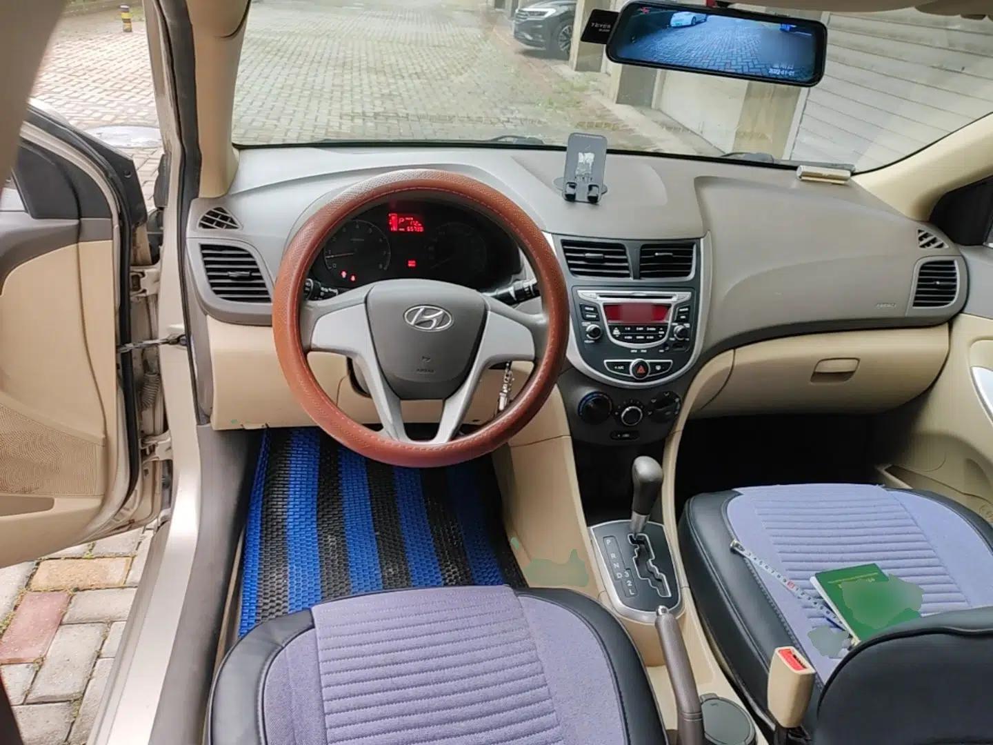 Hyundai Verna (older generation) 2010 Sedan 1.4L Automatic Comfort Model GS — миниатюра 10