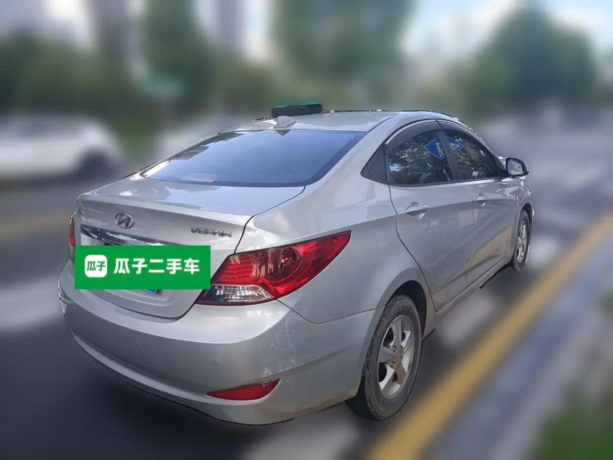 Hyundai Verna (older generation) 2010 Sedan 1.4L Automatic Fashionable GT Model — миниатюра 6