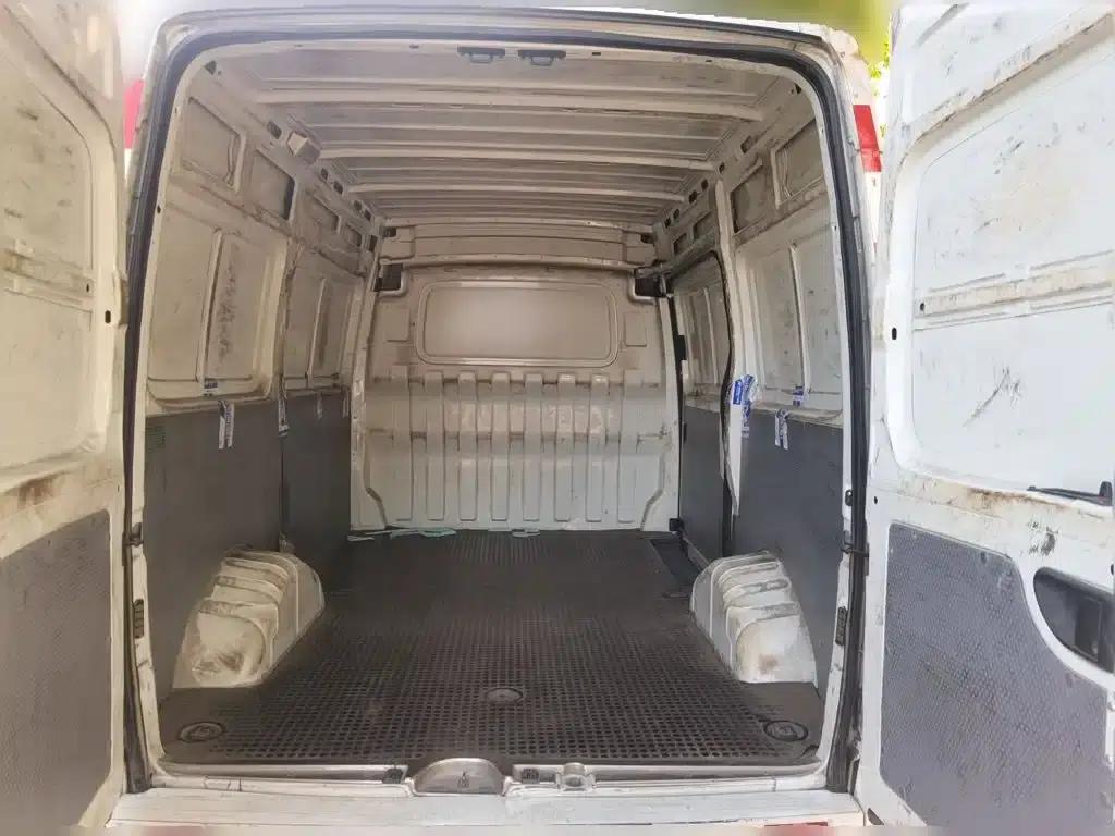 Xintu V80 2019 2.0T Plus 6-speed manual van, short wheelbase, mid-roof, 2-3 seater — миниатюра 16