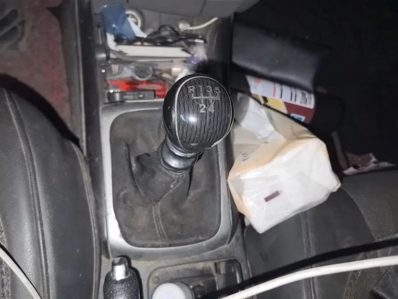 Hyundai Celesta 2011 1.6L Manual Luxury Model — миниатюра 14