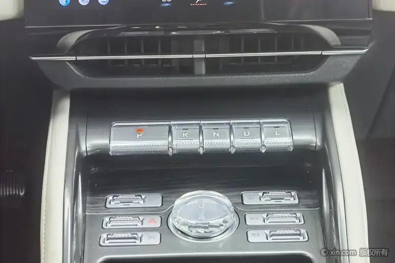 Navigator 2023 2.0T AWD Premium Edition — миниатюра 10