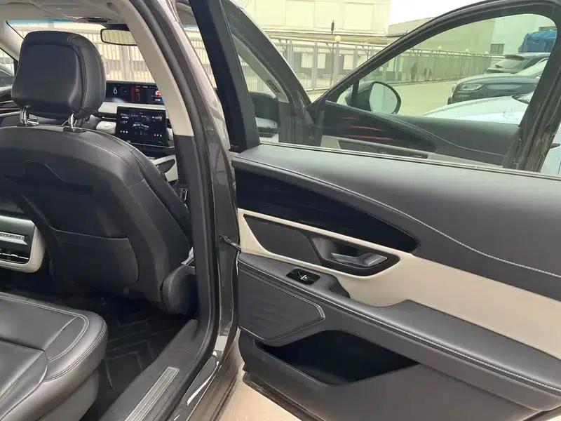 Navigator 2023 2.0T AWD Premium Edition — миниатюра 5