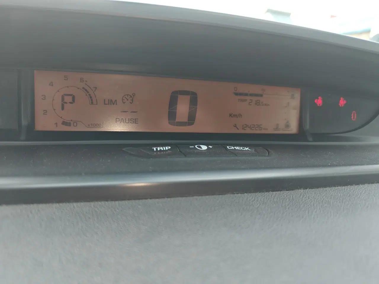 Citroen C-Quatre 2012 Sedan 1.6L Automatic Prestige Model — миниатюра 11
