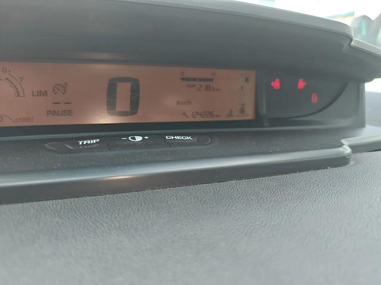 Citroen C-Quatre 2012 Sedan 1.6L Automatic Prestige Model — миниатюра 12