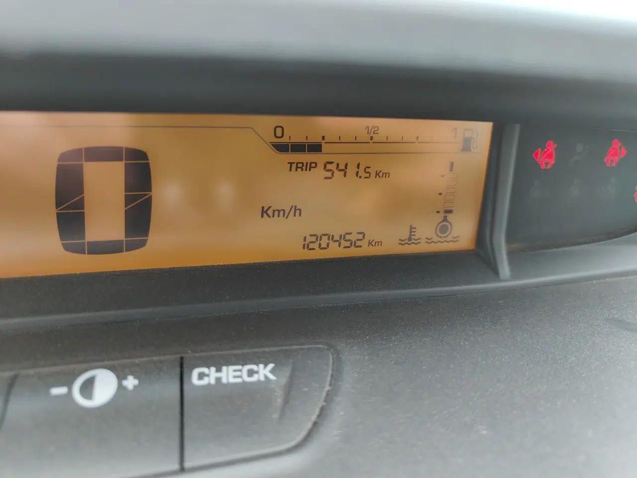 Citroen C-Quatre 2013 Sedan 1.6L Automatic Prestige Model — миниатюра 12