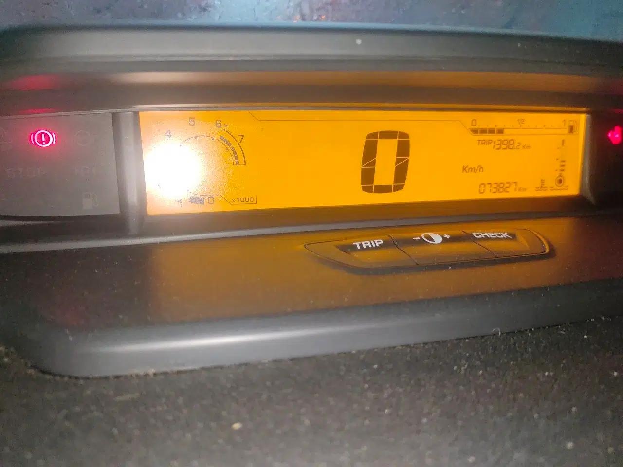 Citroen C-Quatre 2013 Sedan 1.6L Manual - Prestige Model — миниатюра 11