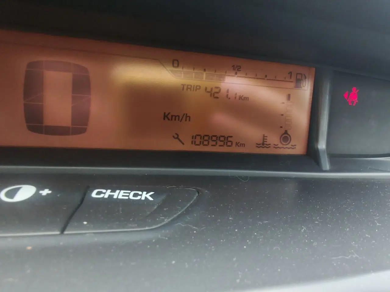 Citroen C-Quatre 2013 Sedan 1.6L Manual - Prestige Model — миниатюра 12