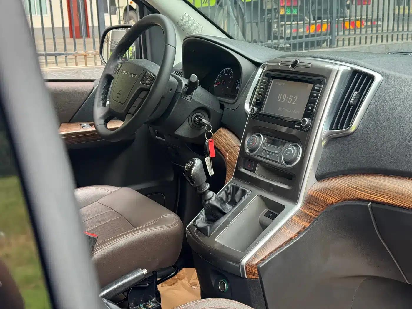 Lingzhi PLUS 2021 2.0L Manual Deluxe 7-Seater — миниатюра 8