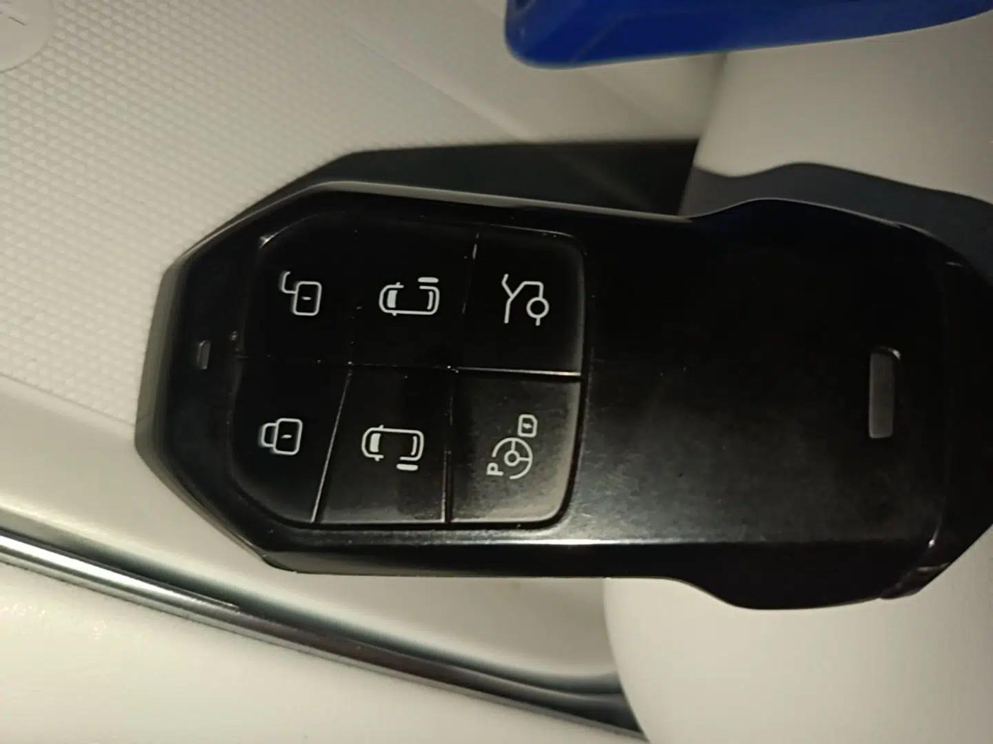 XPeng X9 2024 640 All-Wheel Drive High-Performance Max — миниатюра 31