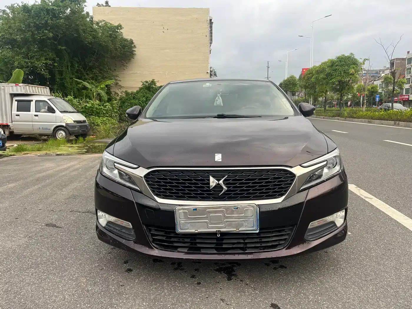 DS 5LS 2014 1.8L Automatic Comfort Edition VTi140 — миниатюра 3