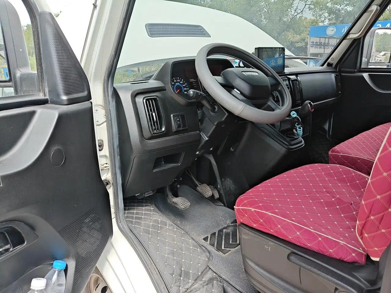 Iveco Daily 2023 2.5T V37 Van Long Wheelbase Mid-Roof Dual Tires Manual Doors 2-3 Seater — миниатюра 16