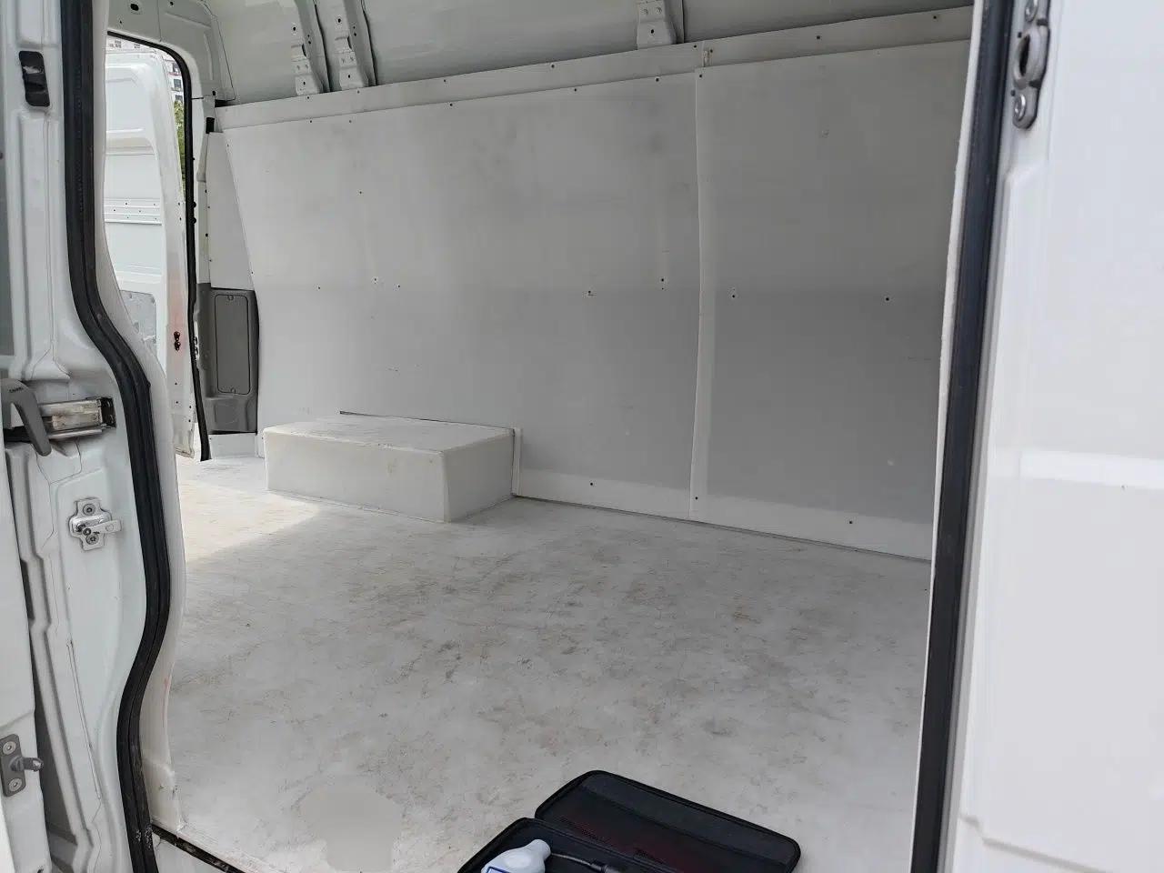 Iveco Daily 2023 2.5T V37 Van Long Wheelbase Mid-Roof Dual Tires Manual Doors 2-3 Seater — миниатюра 17